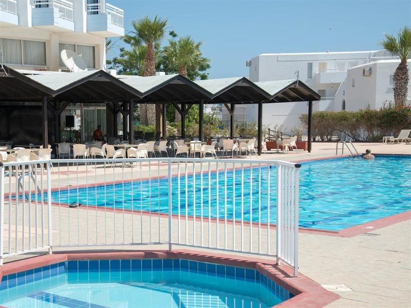 Polycarpia Hotel Pernera Kültér fotó