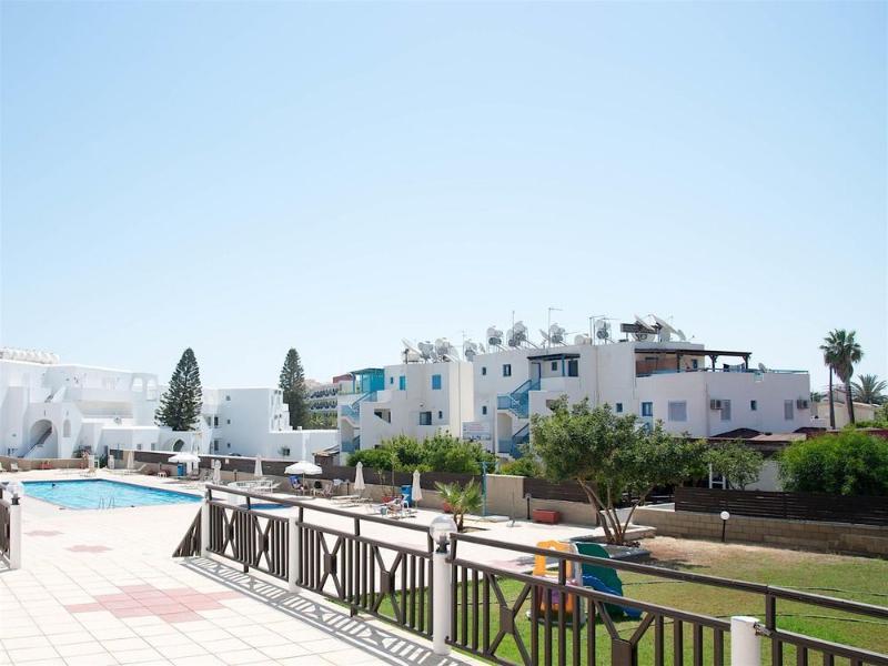 Polycarpia Hotel Pernera Kültér fotó